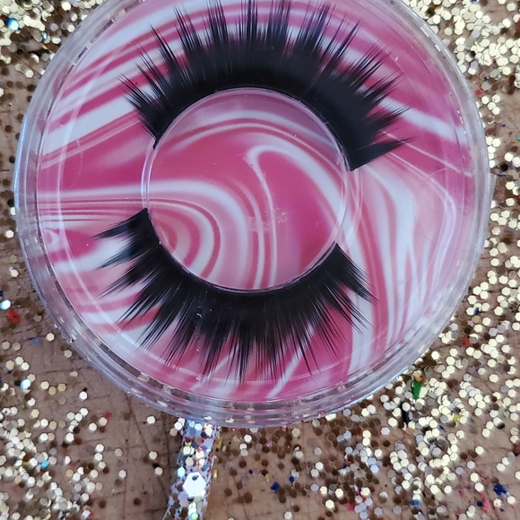 Beautiful, false eyelashes - Picture 3 of 3